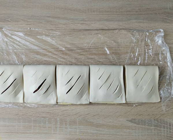 Пирожки из слоеного дрожжевого теста