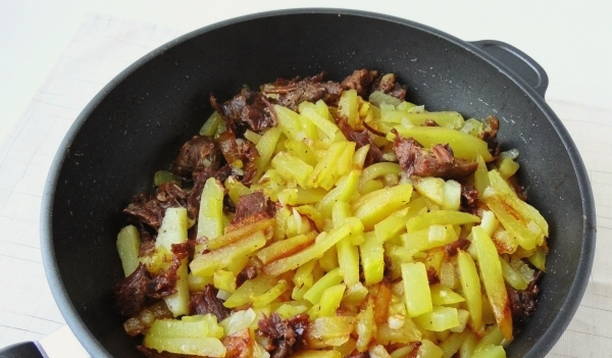 Картошка с тушенкой в сковороде