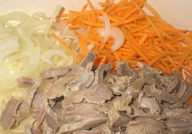Салат из куриных желудочков