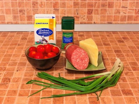 Салат с колбасой, помидорами и сыром