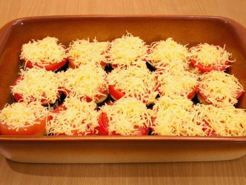 Запеченные баклажаны с сыром и помидорами
