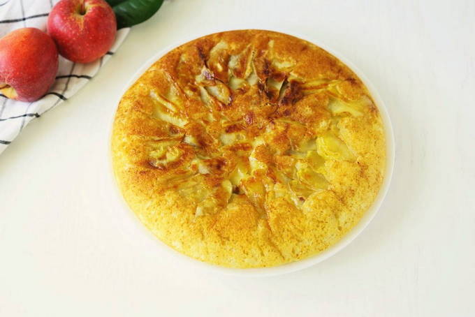 Пирог с яблоками на сковороде без духовки