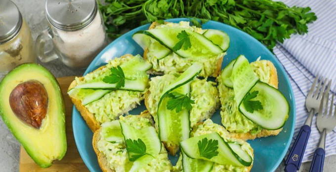 Бутерброд с авокадо на завтрак