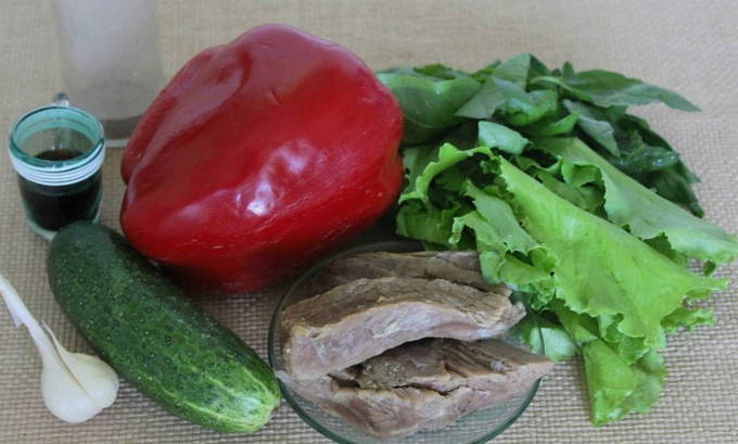 Салат с говядиной, болгарским перцем и огурцом