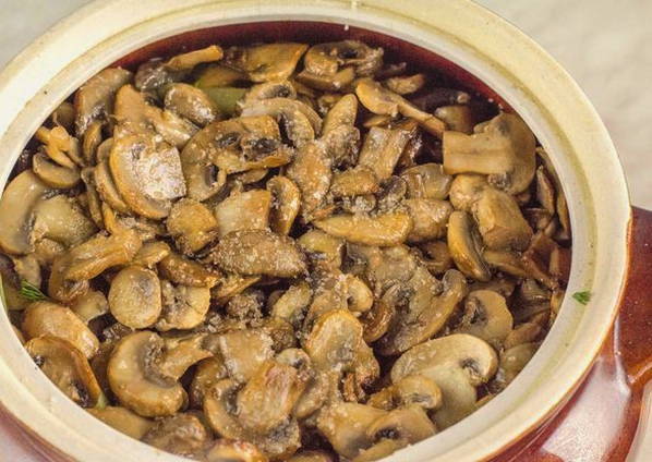 Свинина с картошкой и грибами в горшочках в духовке