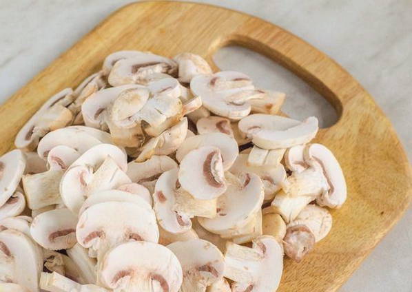 Свинина с картошкой и грибами в горшочках в духовке