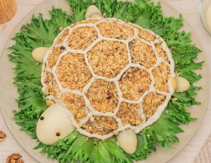 Салат «Черепаха» с курицей, грецкими орехами и яблоками