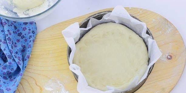 Пирог из дрожжевого теста с вареньем в духовке