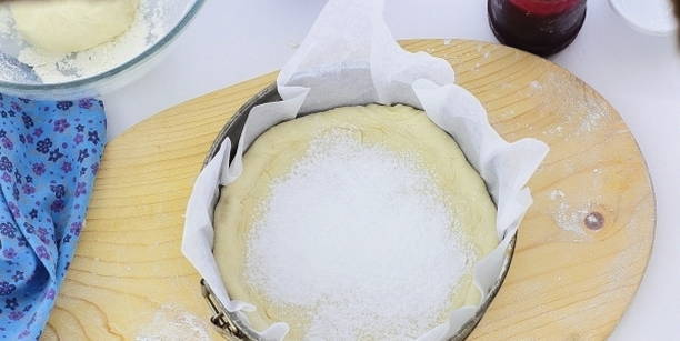 Пирог из дрожжевого теста с вареньем в духовке