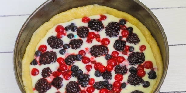 Открытый пирог с ягодами в духовке