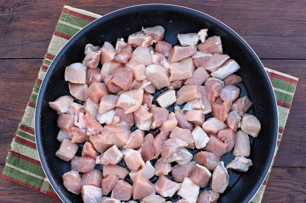 Свинина с грибами в сливочном соусе на сковороде