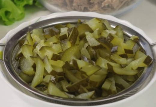 Салат с мясом и солеными огурцами