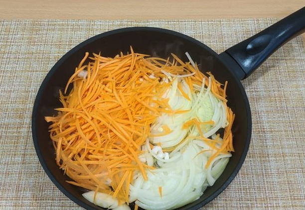 Салат с куриной печенью с морковью