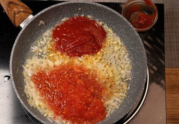 Макароны с томатной пастой на сковороде