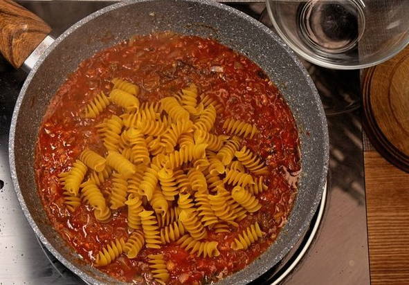 Макароны с томатной пастой на сковороде