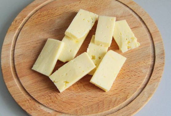 Сосиски в слоеном тесте с сыром в духовке