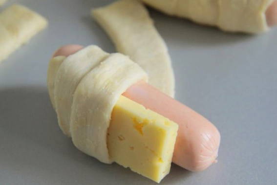 Сосиски в слоеном тесте с сыром в духовке