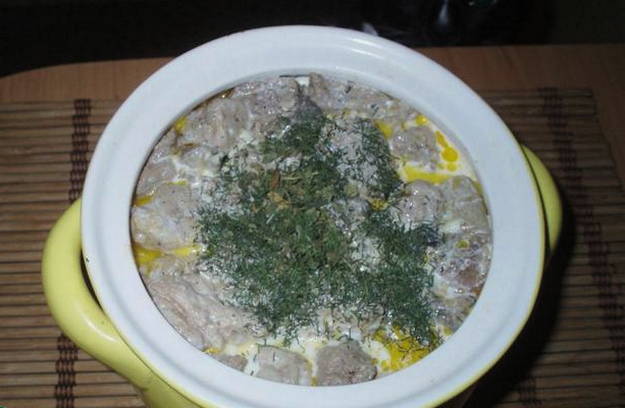 Мясо с картошкой, сыром и грибами в горшочках в духовке