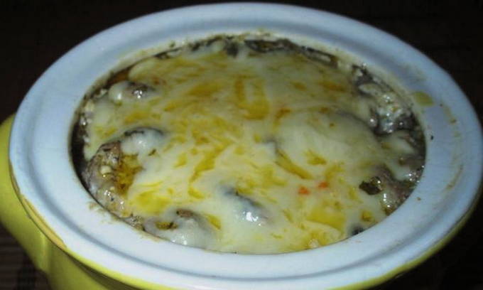 Мясо с картошкой, сыром и грибами в горшочках в духовке