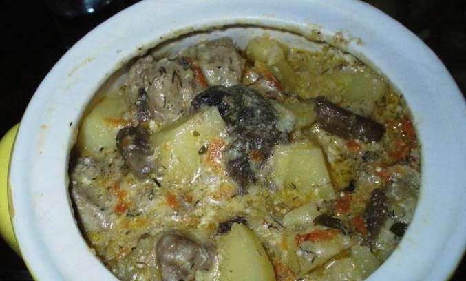 Картошка в горшочках с мясом и грибами в духовке