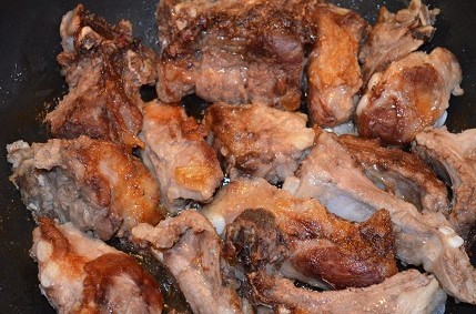 Свиные ребрышки с картошкой на сковороде