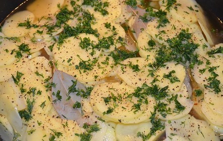 Свиные ребрышки с картошкой на сковороде