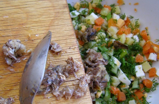 Салат из шпрот с яйцом и огурцом