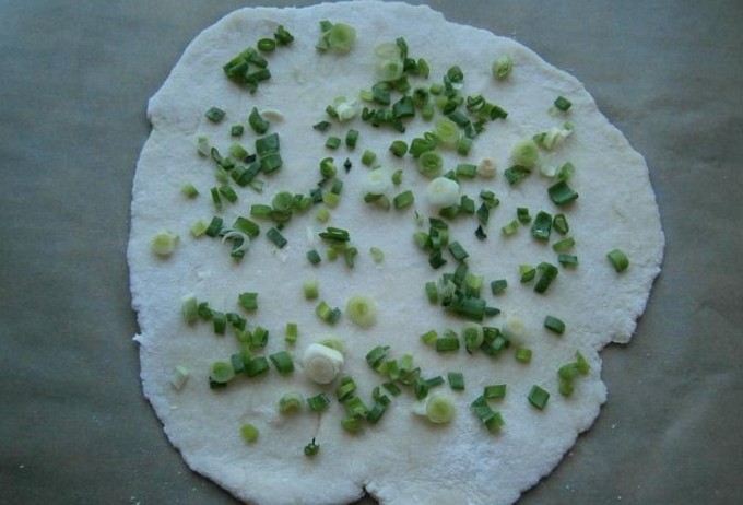 Лепешки с зеленым луком на сковороде