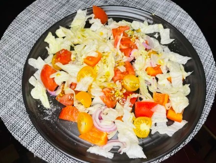 Салат с жареным сыром