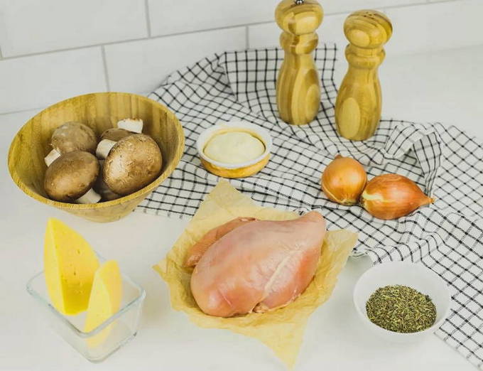 Куриное филе с сыром и грибами в духовке