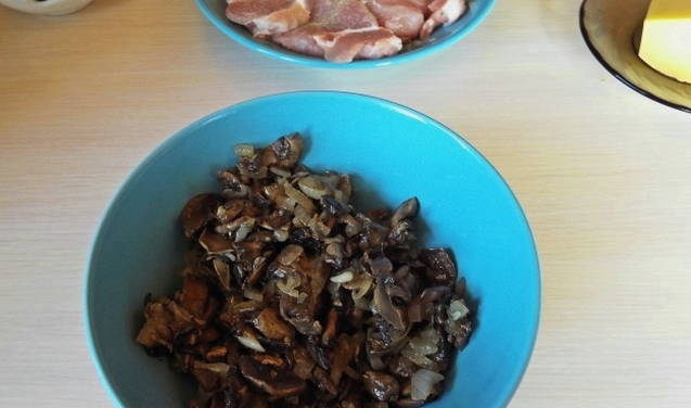 Отбивные из свинины с сыром и грибами в духовке