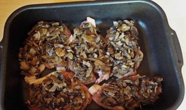 Отбивные из свинины с сыром и грибами в духовке
