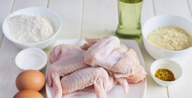 Курица в панировочных сухарях на сковороде