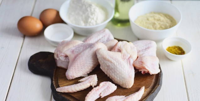 Курица в панировочных сухарях на сковороде