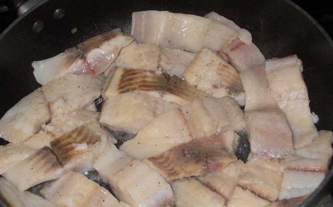 Рыба в сметанном соусе на сковороде