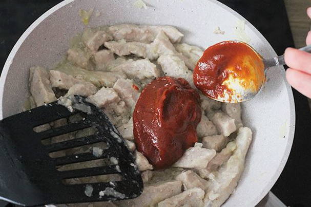Подлива из свинины с мукой и томатной пастой на сковороде