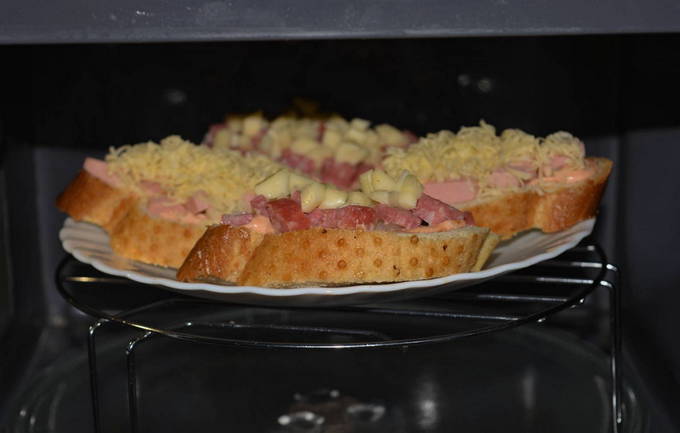 Горячие бутерброды с сыром и колбасой в микроволновке