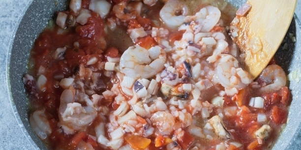 Паста в томатном соусе с морепродуктами