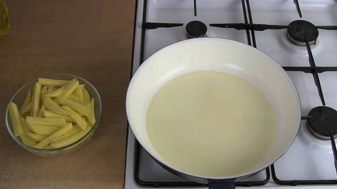 Картофель фри на сковороде