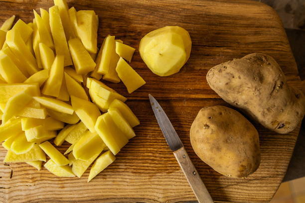Тушеная картошка с копчеными ребрышками