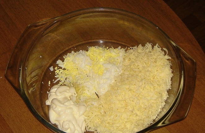 Крабовые палочки с сыром, яйцом и чесноком