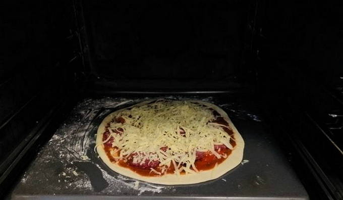 Пицца из готового теста в духовке