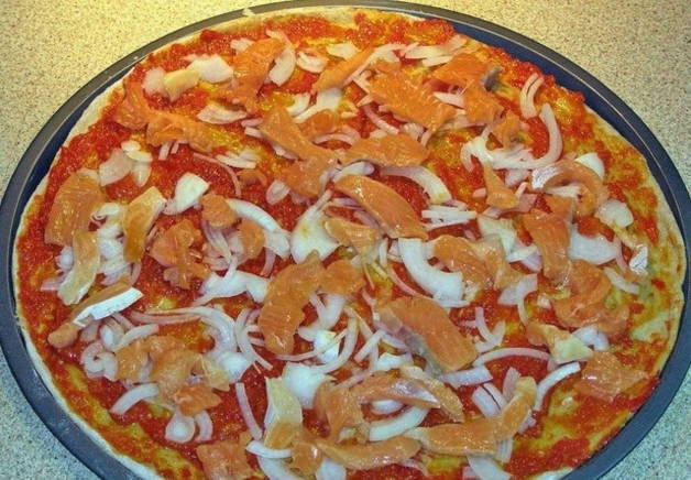 Пицца с красной рыбой