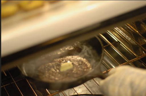 Жареный стейк из телятины на сковороде