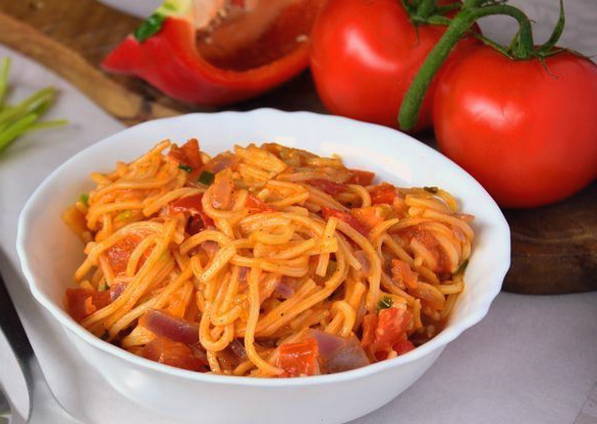 Спагетти с овощами на сковороде