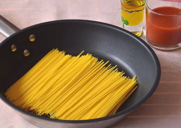 Спагетти с овощами на сковороде