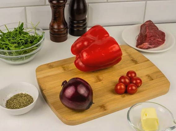 Теплый салат с говядиной и болгарским перцем