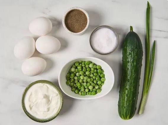 Салат с огурцом, яйцом и зеленым горошком