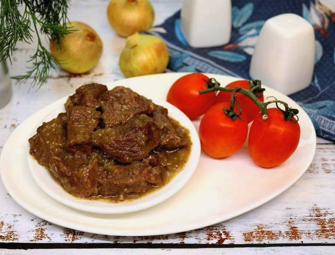 Тушеная говядина с луком и сливочным маслом