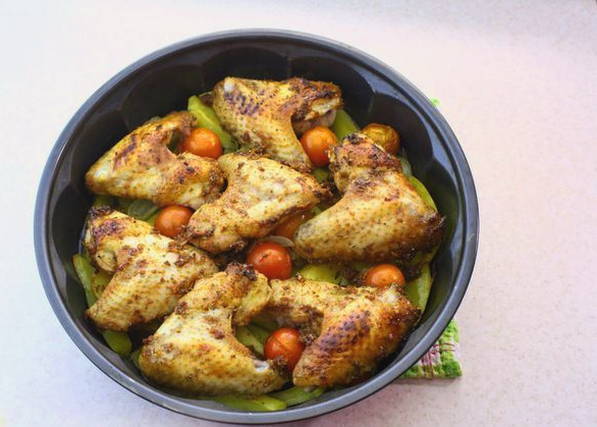 Курица с картофелем и овощами в духовке
